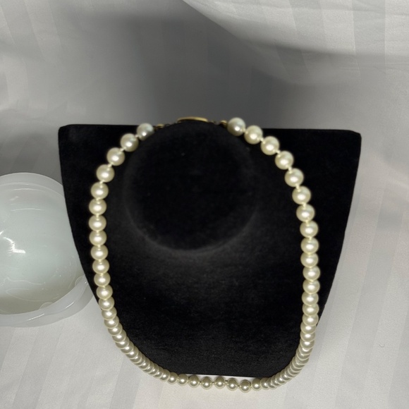 Chic Faux Pearl Necklace – Timeless Elegance on a Budget - Picture 4 of 6